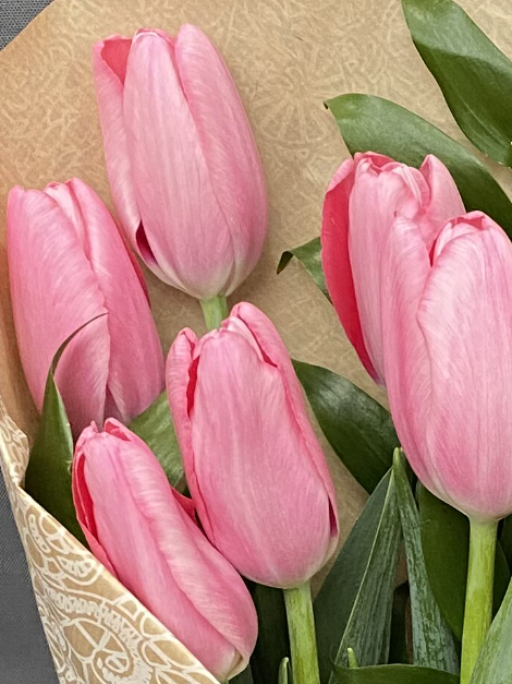 Букет из 9 розовых тюльпанов в крафте