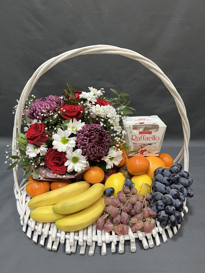 Корзина с цветами и фруктами